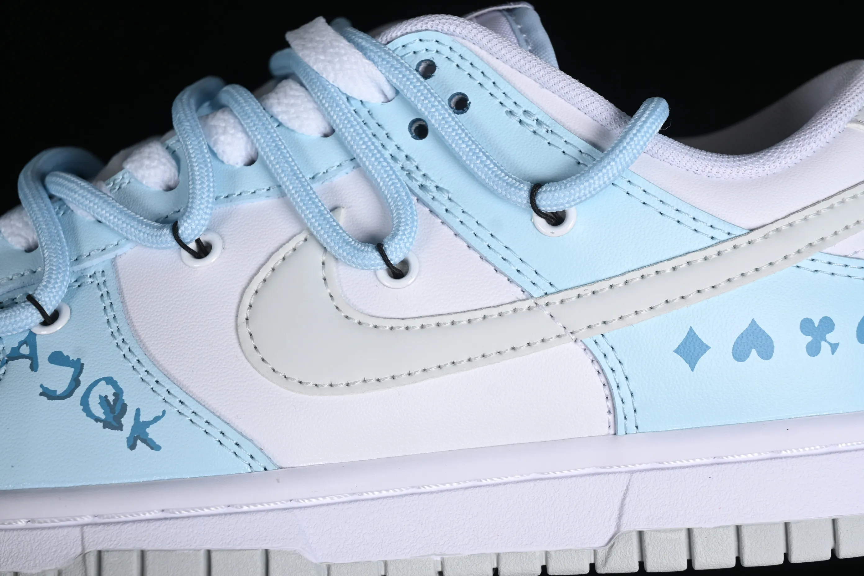 All categories Nk SB Dunk series Nk SB Dunk Low low-top sneakers Nk Dunk Low heart playing card graffiti American North Carolina blue SB strap low-top casual sneakers DV0831-101
